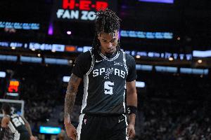 上一场缺阵!明天马刺战步行者 卡斯尔因右髋部紧张出战成疑