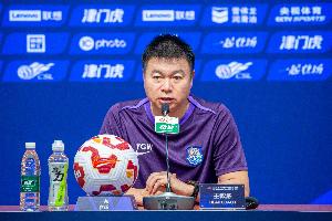 于根伟：踩场后调整了比赛方式，场地条件让我们不得不打得更直接