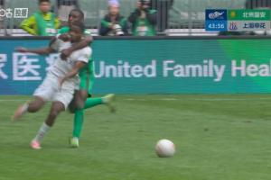 法比奥前场反抢搂抱马纳法，被马宁出示黄牌警告