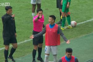 马宁半场前连出三黄：法比奥战术犯规，斯卢茨基、王世龙场边抗议