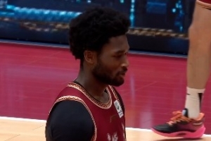 给力双外援！约翰逊9中7砍18分10板5助3帽 琼斯9中6砍16分