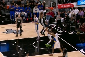 慢了一点点！卡特·布莱恩特起飞滑翔单臂炸筐 可惜超时在先