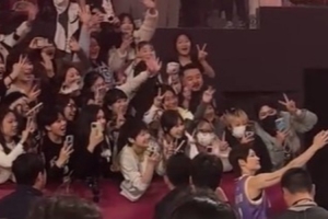 超高人气！杨力维和现场球迷双向奔赴 绕场与粉丝合影