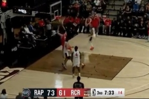 游刃有余!杨瀚森直塞喂饼乐福 随后自己强攻晃飞防守轻松打中