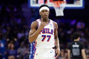 稳定输出！埃奇库姆半场10中5拿下12分5板2助 3次犯规