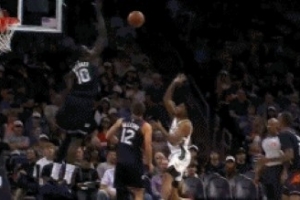 遮天蔽日!马卢阿奇腾空暴起 送托马斯遮天大帽