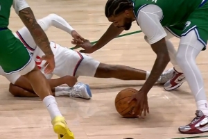 你学伊森?加兰关键时刻被断 独行侠反击得手反超比分