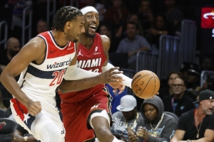 韦伯：祝贺阿德巴约拿83分 不知道为何奇才犯规那么多次