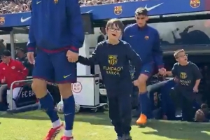 表达关爱!巴萨球员赛前手牵唐氏综合症儿童入场