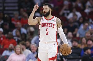 范弗里特:马刺不错现在确实是强队 但等到季后赛再评判他们成色