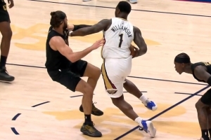 横冲直撞！锡安强硬突破撞飞斯特鲁斯 后者犯规送锡安两罚！