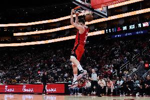 效率很高!申京全场13投9中 拿到19分12篮板3助攻