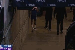 什么情况？埃奇库姆无征兆突然回到球员通道