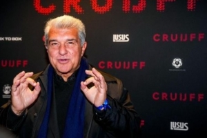 每体:纪念克鲁伊夫去世10周年,拉波尔塔前往荷兰出席相关活动