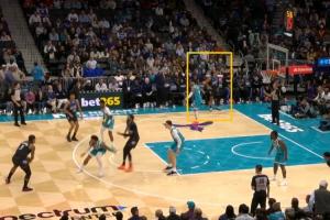 一出手2.5万没了！NBA官方：萨格斯朝观众席扔牙套 被罚2.5万美元