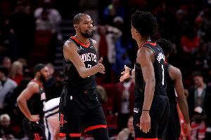 阿门：能与传奇KD并肩作战让人振奋 看到他打破那些纪录非常酷