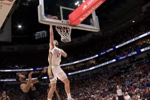 空中华尔兹!费尔斯送吊传 马特科维奇360°转身空接暴扣