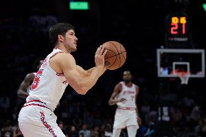 真够准的!谢泼德底角三分球再中 个人首节已经命中三球