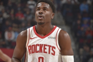 奇兵!阿隆·霍勒迪末节出场2记三分贡献8分 正负值+12