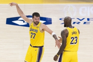 湖人绝杀魔术：逆境群力9连胜