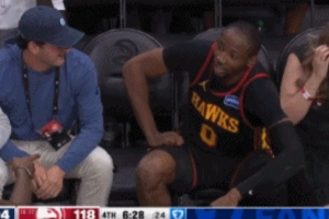 看起来心情还不错!库明加救球摔观众席 坐着休息下等队友来拉