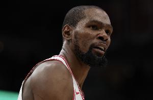 冲击里程碑!杜兰特半场5中3拿到11分2助 罚球4中4