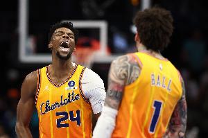 你俩也双枪！半场米勒三分7中4轰15分 三球8中4砍12分3板2助2断