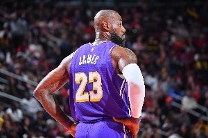 老詹称不出战就无法成为领袖以身作则 美媒:他是职业球员的标杆