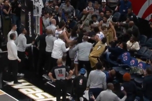 4人被驱逐！杰林威&尚帕尼推搡 米切尔被打到 双方爆发激烈冲突！