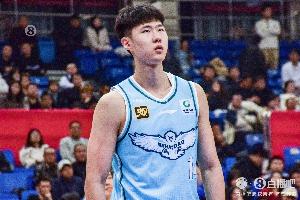 手感火热!赵嘉义半场4中3&三分3中2 拿到10分4篮板&正负值+11