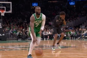 够吓人的!杰伦·布朗反击冲筐对抗里德平拍倒地 好在无碍