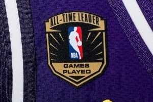 球衣补丁+定制球鞋!湖人官推回顾詹姆斯里程碑之夜:彰显伟大