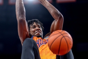 吕布既视感!怀特塞德半场冲爆广东内线 9中4砍10分18篮板2盖帽