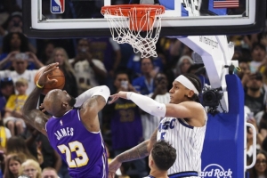 裁判报告:班凯罗没打手詹姆斯!先触球合法封盖之后发生附带接触