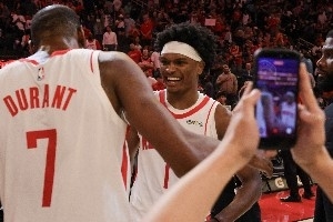 场均3前场板!阿门化身篮板狂魔 极大缓解了亚当斯伤后的内线压力