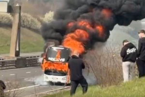 太阳报:曼城球迷大巴在决赛前于高速上起火,所幸事件没造成伤亡