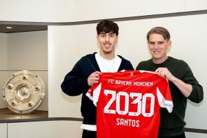 官方:拜仁与19岁中场戴伯尔签订到2030年的职业合同