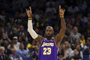 1612场!詹姆斯转发破纪录之夜个人定制球鞋照:向帕里什致敬!