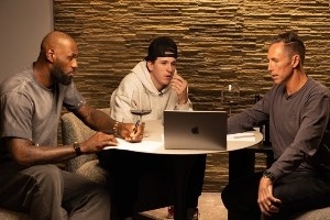 期待住!詹姆斯晒照预热 里夫斯将做客自己的播客《球场大脑》