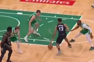 真·节奏大师!李凯尔连做三次in&out晃晕加尔扎 抛投轻松入筐!