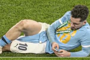 松弛感满满!联赛杯夺冠后,谢尔基侧躺在球场内玩手机