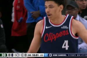 外线有谱!桑德斯独中3记三分 帮助球队占据场上主动