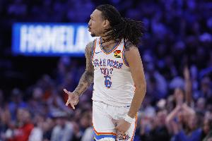 成射手咯!杰林威半场不到8分钟 三分5中4轰下全队最高12分