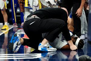 队记：穆迪将随队返回湾区 明日接受MRI具体伤情检查