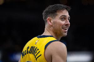 神鬼莫测!麦康纳持球突破送脑后妙传 沃克接球起飞双手暴扣