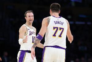 帕森斯:湖人为人诟病的防守&投射问题都已解决 他们正变得完整