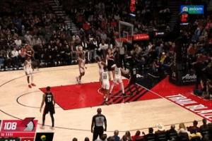 就这么打！杨瀚森挡拆顺下强硬压进内线 上篮两分到手