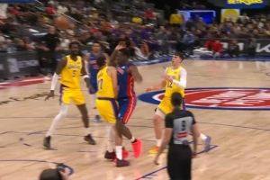 防守也建功！东契奇封堵进攻线路 造成杜伦进攻犯规