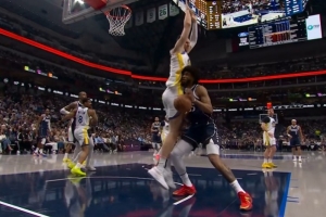 他可经不起折腾了啊!巴格利篮下晃起波尔津吉斯直接撞上造犯规