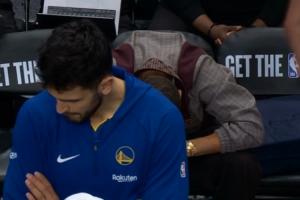 穆迪左膝重伤 库里痛苦抱头 随后低头似乎情绪崩溃了